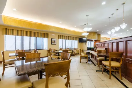 Comfort Suites Salina South Отели в г. Смолан
