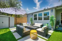 Stunning Venice Hideaway with Private Deck & Yard! Minutes to everything! Hotel dekat Venice Canals Walkway