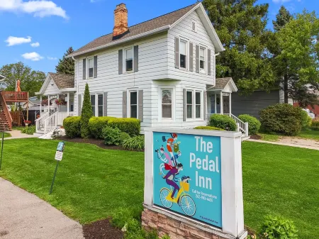 Quaint 4 Bedroom Home Just A Few Blocks To Downtown Lake Geneva Отели рядом с достопримечательностью «Galena Garlic Company»