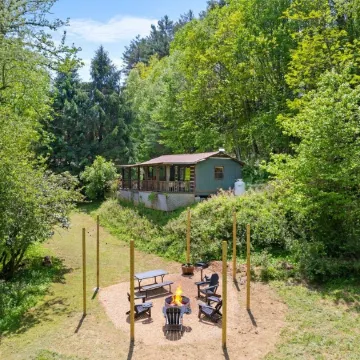 Creekside Vibes - 1 Bedroom Cozy Cabin w/ Outdoor Fire Pit + Pet Friendly!