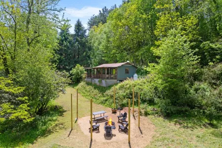 Creekside Vibes - 1 Bedroom Cozy Cabin w/ Outdoor Fire Pit + Pet Friendly!