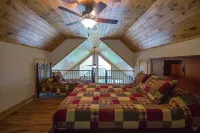 Modern Design and River Access - Stunning Tree Top Escape 루레이 주 A 레스큐 동물원 주변 호텔