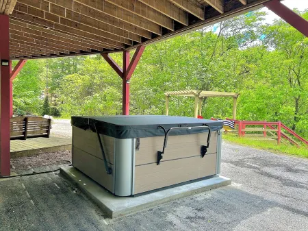 9 Min. to Main St. ~ Hot Tub ~ Pets ~ on 2.2 Acres ~ Water Feature ~ EV Charger Отели рядом с достопримечательностью «Sunrise Rock by Highlands-Cashiers Land Trust»