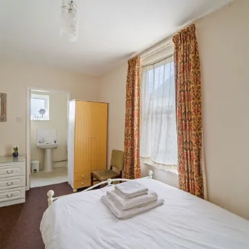 4 Bed Homely Retreat in Wolverhampton