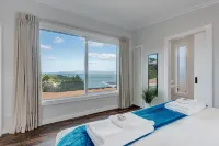 Woodside Bay Chalets Отели рядом с достопримечательностью «Голди Эстейт»
