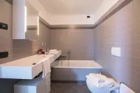 Penthouse-LakeView-AC-Private Garden