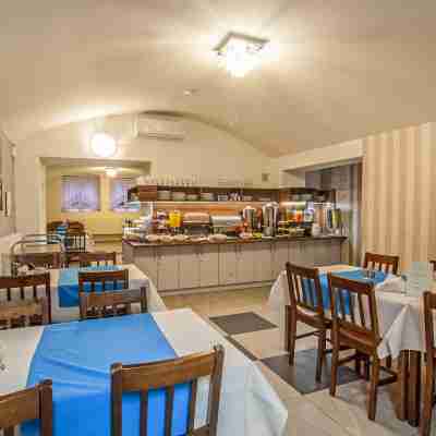 Metropolitan Apartments Dining/Meeting Rooms