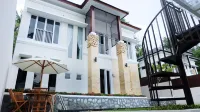 วิลล่า Jogja Grand Bale พร้อมสระว่ายน้ำส่วนตัว โดย Simply Homy - สระว่ายน้ำส่วนตัว