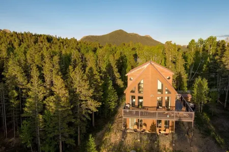 Serene Retreat Amazing Views Hottub Sauna, Xbox