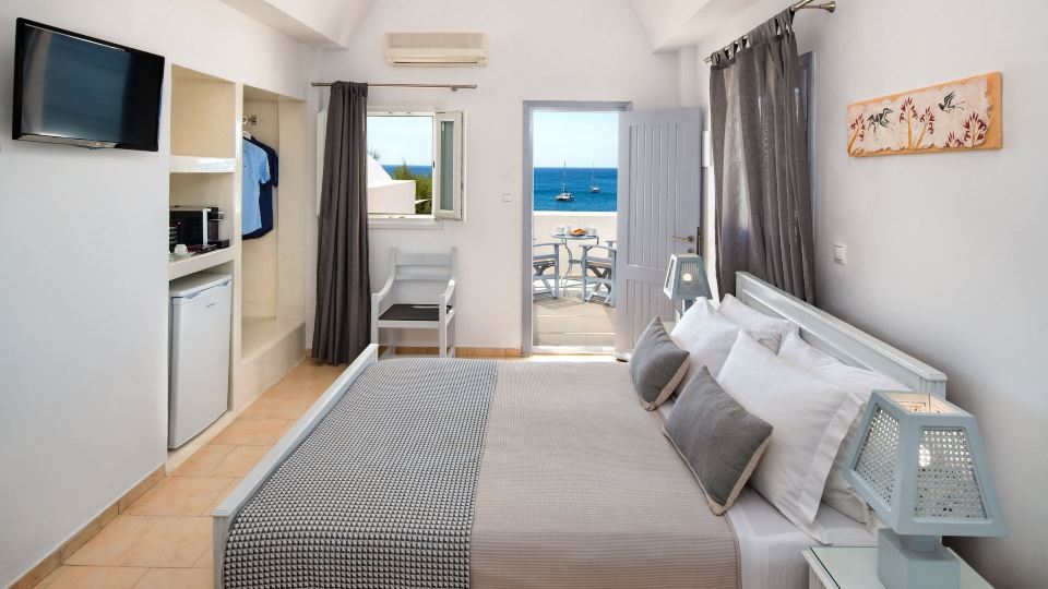 Akrotiri Hotel