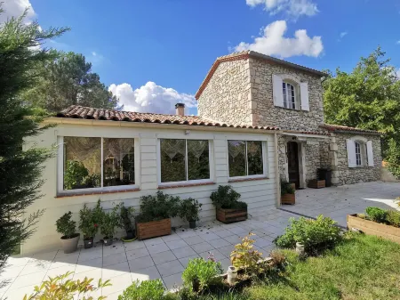 Domaine des 3 CYPRÈS Chambre Pivoine Chez Nath & Pat Отели в г. Монтегю-де-Керси