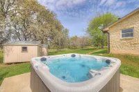 Starlight Meadows 3 mi to Downtown w/Hot Tub Hotels in Gillespie County