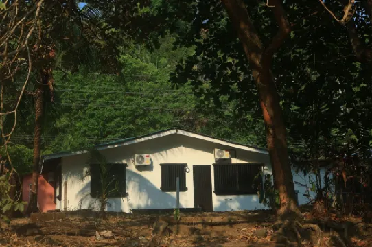 Tropical Camas Hotels in Playa Hermosa