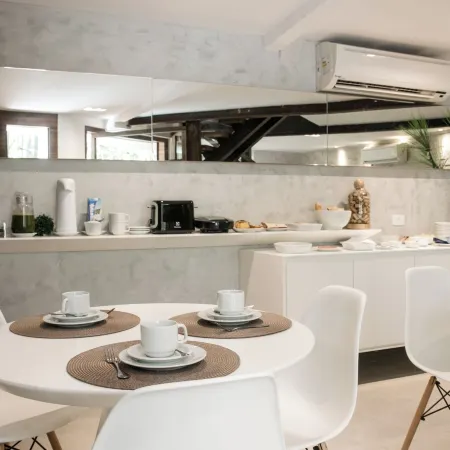 Veneza Carioca Hotel Boutique Отели рядом с достопримечательностью «Пляж Жоатинга»