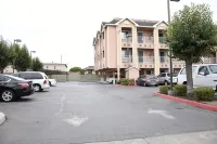 Howard Johnson by Wyndham Salinas - parking