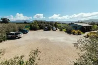 Eden's Edge Lodge - parking