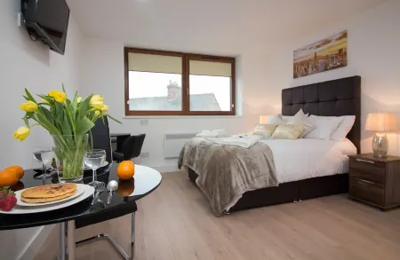 Trafalgar House Отели рядом с достопримечательностью «The Excel Academy»