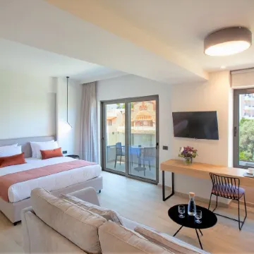 The City Hotel & Suites