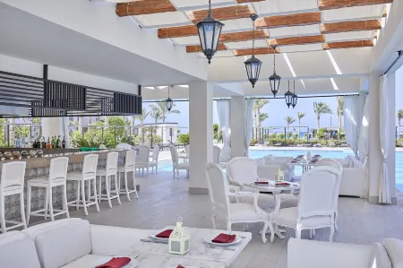 JAZ Elite Crystal, Almaza Bay Отели рядом с достопримечательностью «Veraclub Jaz Oriental»