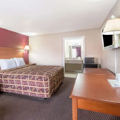 Days Inn by Wyndham San Antonio Splashtown/ATT Center Hotels near Pletz County Park