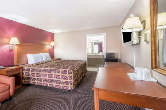 Days Inn by Wyndham San Antonio Splashtown/ATT Center