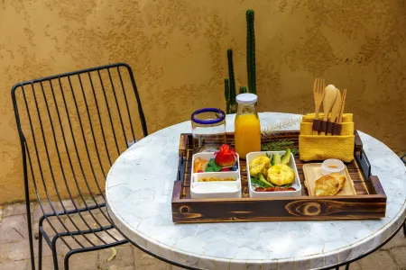 The Good House Отели рядом с достопримечательностью «Ту Банч Палмс Элементари Скул»