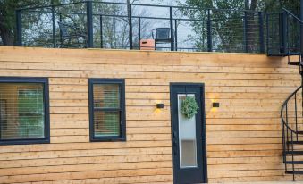 The Honeycomb-Tiny Container Home 12 Min. to Magnolia/Baylor