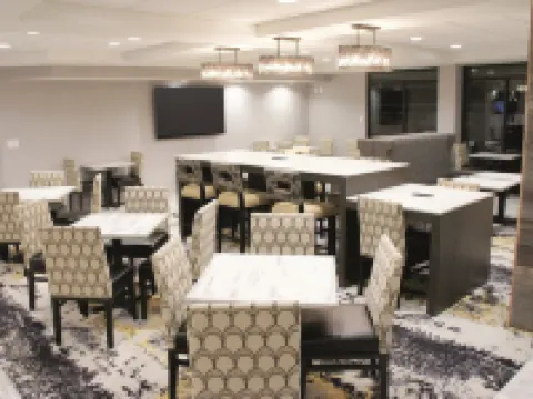 La Quinta Inn & Suites by Wyndham Raleigh Downtown North ローリーのホテル