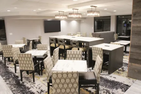 La Quinta Inn & Suites by Wyndham Raleigh Downtown North Отели рядом с достопримечательностью «Institute for Advanced Analytics»