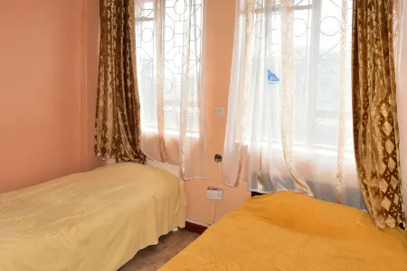 Maru B Courts Hotel Отели в г. Ньери