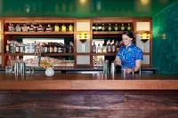 Wayfinder Waikiki - bar