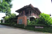Baan Lapoon Hotel Hotels near Wat Chamthewi Temple