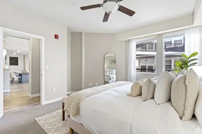 Designer Apt w Jacuzzi Walk To Casino & iMax Hotels in Sparks