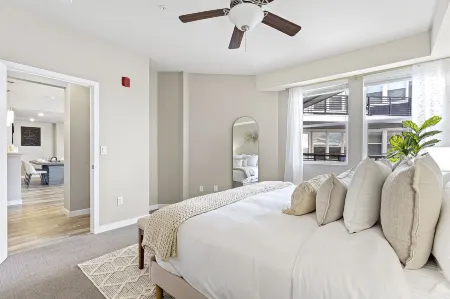 Designer Apt w Jacuzzi Walk to Casino & IMax Отели в г. Спаркс