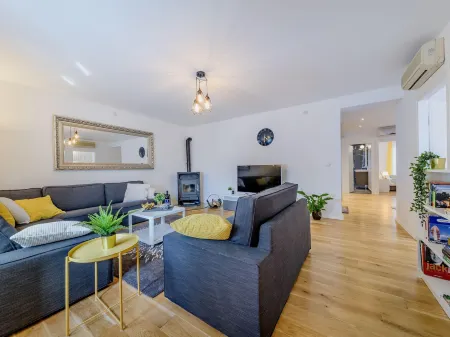 Superior Central Stay Отели рядом с достопримечательностью «Площадь Петра Прерадовича»