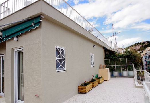 앱솔루트 아테네 아파트먼트의 넓고 쾌적한 거실 공간