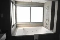 E-Hotel Larnaca Resort & Spa - Hot Tub