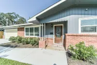 2 Car Garage, Spacious 3Bed 3Bath Home & Patio WiFi and AC in suburb Houston Hotels near iBurn