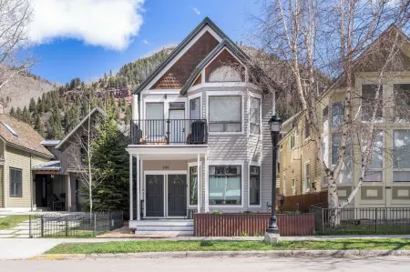 Hruza Hideout by Avantstay Walkable Location + Free Ski Shuttle, Mountain View