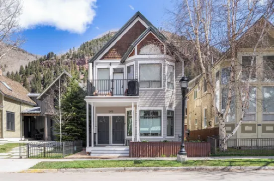 Hruza Hideout by Avantstay Walkable Location + Free Ski Shuttle, Mountain View