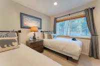 Westlake Cabin by Avantstay Hot Tub, Near Skiing, Walk to Restaurants & Lake!