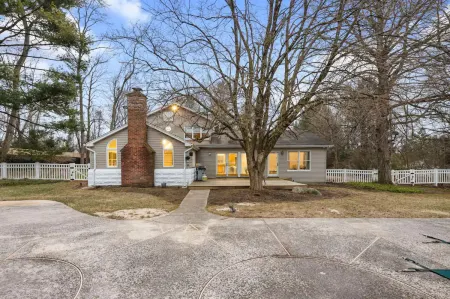 Cozy Fall Home with 4Br and Fireplace