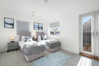 Modern 5 Bedroom 3 Bath Hse Aylesbury Hotels near Haddenham Museum