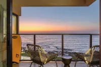 Oceanfront in la Jolla Steps to Beach Shops Dining Dawn Patrol by AvantStay