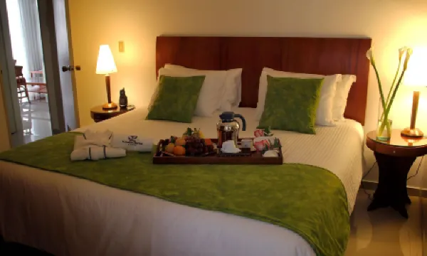 Hotel Altamira Suites Отели рядом с достопримечательностью «Edificio Chataing»