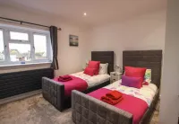 Luxurious Villa With Hot Tub Hotels in 