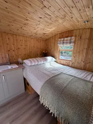Shepherds Hut With Hot Tub