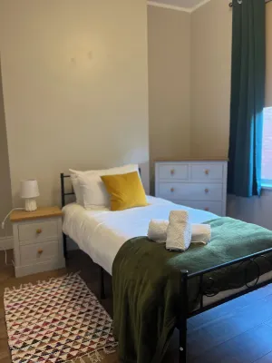 3-Bed Central Apartment - Sleeps 5 & Pets Ok - Condos