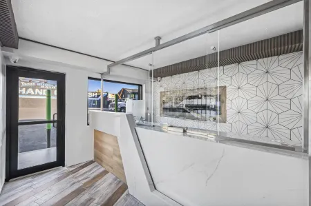 Hotel Opus Bronx Near Bay Plaza Mall Отели рядом с достопримечательностью «Манхэттенский колледж»