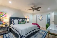 Perfect blend of style and serenity in this 3-br, 2-bath bungalow guest house. Hotel in zona Angelo State University